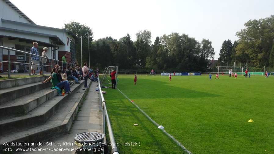 Klein Nordende, Waldstadion an der Schule